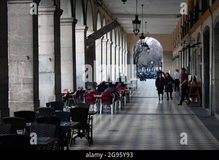 Gérone / Espagne / Mars 23 2012 : une élégante arcade avec des restaurants et des dîners au déjeuner. Une structure voûtée fine avec colonnes symétriques. Banque D'Images