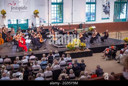 Redefin, Allemagne. 24 juillet 2021. La star du violon Daniel Hope et l'Orchestre de chambre de Zurich sous Christoph Eschenbach joueront des concerts de festival dans la ferme d'état après la pause forcée de l'an dernier à cause de la corona. Un total de quatre concerts seront donnés ce week-end dans la salle d'équitation du Stud classique. Un maximum de 1250 auditeurs sont admis. Avant le concert, il y avait le traditionnel pique-nique en plein air et un spectacle de chevaux à regarder. Credit: Jens Büttner/dpa-Zentralbild/dpa/Alay Live News Banque D'Images