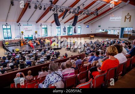 Redefin, Allemagne. 24 juillet 2021. La star du violon Daniel Hope et l'Orchestre de chambre de Zurich sous Christoph Eschenbach joueront des concerts de festival dans la ferme d'état après la pause forcée de l'an dernier à cause de la corona. Un total de quatre concerts seront donnés ce week-end dans la salle d'équitation du Stud classique. Un maximum de 1250 auditeurs sont admis. Avant le concert, il y avait le traditionnel pique-nique en plein air et un spectacle de chevaux à regarder. Credit: Jens Büttner/dpa-Zentralbild/dpa/Alay Live News Banque D'Images