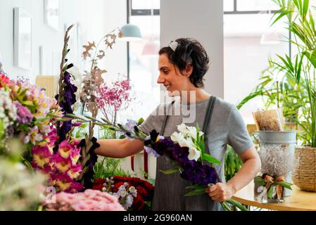 Fleuriste préparant un bouquet de fleurs pour un client Banque D'Images