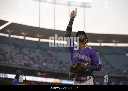 Los Angeles, Californie. 23 juillet 2021. Les Rocheuses du Colorado ont laissé le terrain Raimel Tapia (15) pointe vers le ciel pendant le match entre les Rocheuses du Colorado et les Dodgers de Los Angeles au Dodger Stadium de Los Angeles, en Californie. (Photo de Peter Joneleit). Crédit : csm/Alay Live News Banque D'Images