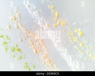 La texture de la farine de différentes couleurs versée sur la table Banque D'Images