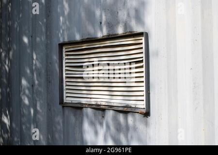 Grille de ventilation sur un mur gris gros plan Banque D'Images