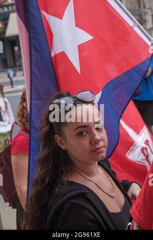 Londres, Royaume-Uni. 24 juillet 2012. Les Brésiliens et les partisans s'arrêtent à Whitehall dans leur protestation contre le président Bolsonaro, qui fait actuellement l'objet d'une enquête judiciaire pour sa mauvaise gestion de la pandémie. Ils exigent de la nourriture et des vaccins pour tous, le respect des droits et des terres autochtones, la fin de la violence policière et le meurtre des Noirs, appelant à mettre fin à son gouvernement anti-femmes, anti-travailleur, anti-gay et à son attaque contre la science, l'éducation et la culture. Peter Marshall/Alay Live News Banque D'Images