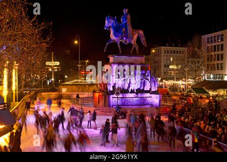 Patin à glace au marché de noël de Cologne Banque D'Images