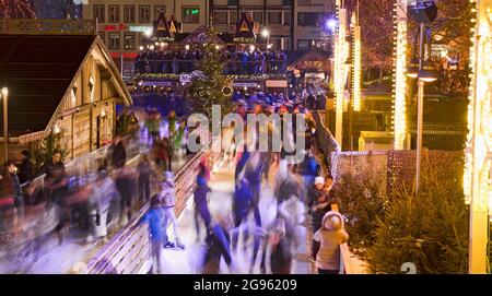 Patin à glace au marché de noël de Cologne Banque D'Images