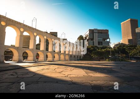 Le soleil brille à travers le Landmark Lapa Arch dans le centre-ville de Rio de Janeiro Banque D'Images