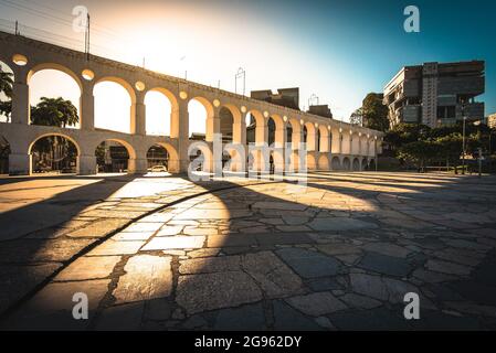 Le soleil brille à travers le Landmark Lapa Arch dans le centre-ville de Rio de Janeiro Banque D'Images