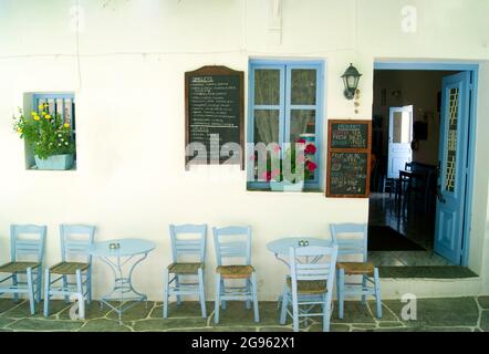 Un café grec traditionnel dans une petite place sur l'île de Folegandros. Il est possible de s'asseoir à l'extérieur à l'ombre, où les habitants et les touristes apprécient la nourriture et Banque D'Images