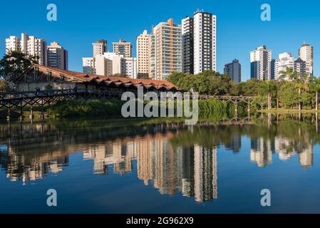 Immeubles d'appartements reflétés dans l'eau du parc public de Curitiba City, Brésil Banque D'Images