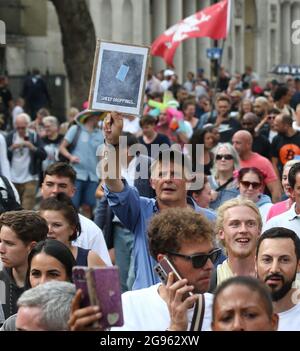 Londres, Angleterre, Royaume-Uni. 24 juillet 2021. Les manifestants anti-verrouillage et anti-vaccin défilent à travers le Whitehall de Londres dans le 'rassemblement mondial pour les freedomâ (Credit image: © Tayfun Salci/ZUMA Press Wire) Banque D'Images