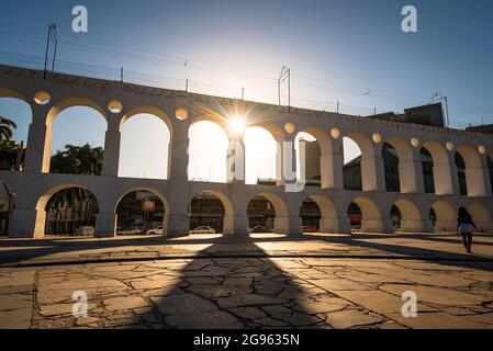 Le soleil brille à travers le Landmark Lapa Arch dans le centre-ville de Rio de Janeiro Banque D'Images