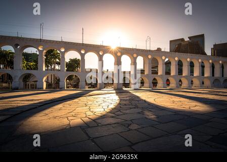 Le soleil brille à travers le Landmark Lapa Arch dans le centre-ville de Rio de Janeiro Banque D'Images