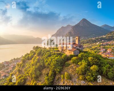 Belle vue panoramique aérienne du drone au lac d'Iseo avec église au sommet de la colline, Lombardie, Italie Banque D'Images