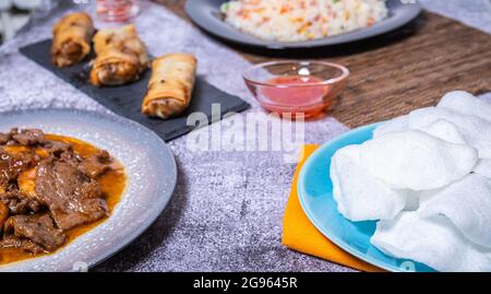 Variété de plats chinois, bœuf en sauce au bambou et aux champignons chinois, sauce aigre-douce, riz 3 gourmandises, rouleaux de printemps et crevettes br Banque D'Images