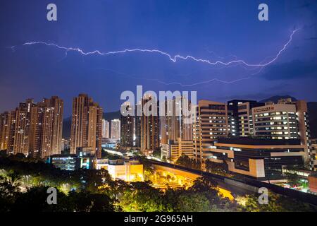 La nuit avec des éclairs sans arrêt et des bourdes à Shatin, Hong Kong Banque D'Images