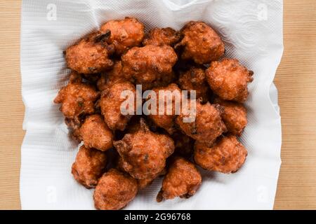 Vue de dessus des beignets de riz appelés pakode de ke chawal à base de riz restant, de besan et de caillé. Plat indien à en-cas spécial avec une tasse de thé. Banque D'Images