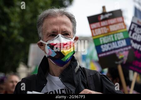 Londres, Royaume-Uni. 24 juillet 2021. Peter Tatchell, activiste LGBT, l'un des coordinateurs de mars participe à la manifestation.manifestation menée par la communauté LGBT pour les droits LGBT, avec cinq demandes de libération LGBT clés, interdiction de la thérapie de conversion LGBT, réforme de la loi sur la reconnaissance du genre, refuge pour les réfugiés LGBT, La décriminalisation des LGBT dans le monde entier et la solidarité avec les vies noires comptent. Crédit : SOPA Images Limited/Alamy Live News Banque D'Images