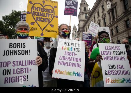 Londres, Royaume-Uni. 24 juillet 2021. Peter Tatchell, activiste LGBT (C) un des coordinateurs de mars avec d'autres activistes, marche de Parliament Square à Hyde Park pendant la manifestation.manifestation menée par la communauté LGBT pour les droits LGBT, avec cinq demandes de libération LGBT clés, interdiction de la thérapie de conversion LGBT, réforme de la loi sur la reconnaissance du genre, refuge pour les réfugiés LGBT, La décriminalisation des LGBT dans le monde entier et la solidarité avec les vies noires comptent. Crédit : SOPA Images Limited/Alamy Live News Banque D'Images