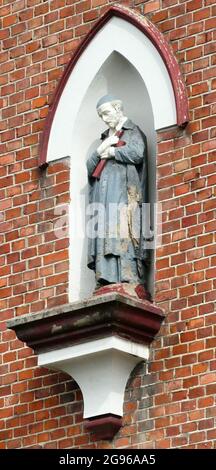 Statue de Saint Vincent de Paul dans le mur d'un ancien hôpital Banque D'Images