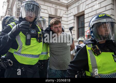 Londres, Royaume-Uni. 24 juillet 2021. Arrestation à l'extérieur de la place du Parlement lors de la manifestation anti-confinement et anti-vaccin à Londres le 24 juillet 2021. Les manifestants protestent au milieu de la pandémie de Covid-19 dans le cadre du rassemblement mondial de la rubrique pour le départ de Trafalgar Square, puis marche vers Hyde Park. (Image de crédit : © May James/ZUMA Press Wire) Banque D'Images