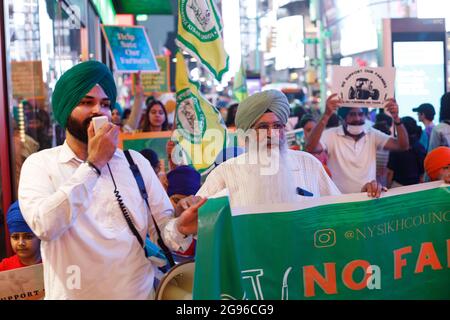 New York, États-Unis. 17 juillet 2021. L'homme Sikh scanne contre la loi de 2020 adoptée en Inde qui affecte considérablement les moyens de subsistance des agriculteurs indiens pendant la manifestation.le Conseil sikh de New York a organisé une protestation en solidarité avec les agriculteurs protestant en Inde contre les trois nouvelles lois qui déréglementent le secteur agricole en Inde. Ces nouvelles lois éliminent les subventions gouvernementales pour les agriculteurs qui garantissent un prix minimum pour certaines cultures, éliminent les infrastructures gouvernementales pour les récoltes des agriculteurs et obligent les agriculteurs à traiter avec des entreprises privées comme des travailleurs contractuels sans beaucoup de légalité Banque D'Images