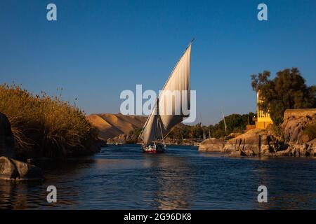 Un bateau sur le Nil près d'Assouan, Egypte Banque D'Images