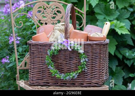 décoration avec couronne de fleurs de lavande, boîte d'arbre et panier de saule Banque D'Images