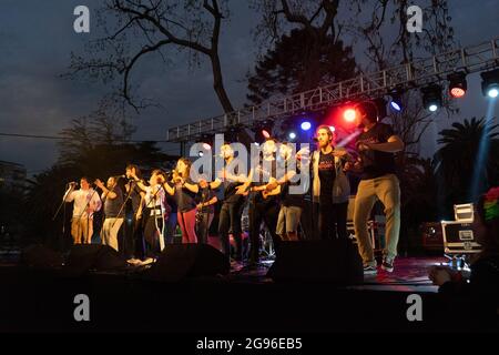 Groupe musical Murga en présentation. Festival à Park Rodo, Montediveo, Uruguay Banque D'Images