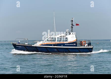 Williams Shipping Port Tender Fast Motor Launch Wilventure II occupé au travail dans le Solent près de Cowes sur l'île de Wight Banque D'Images