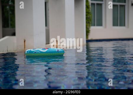 Gros plan d'un anneau de natation dans une piscine Banque D'Images