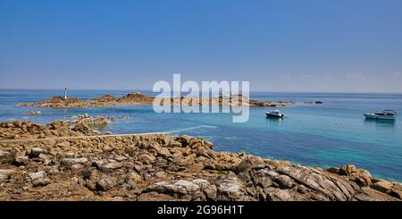 Image panoramique des Minquiers, île Maitre à l'est avec un ciel bleu clair et une mer calme. Jersey ci Banque D'Images