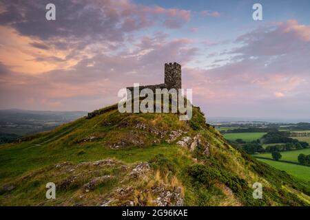 Brentor, Devon, Royaume-Uni. 24 juillet 2021. Météo au Royaume-Uni : les nuages du soir s'enlurent au-dessus de Brant Tor et de l'église St Michael de Rupe après une journée de temps instable dans le sud-ouest de l'Angleterre. Crédit : DWR / Alay Banque D'Images