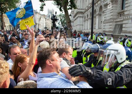 Londres, Royaume-Uni. 24 juillet 2021. Les manifestants contre le passeport vaccinal affrontent des policiers devant les portes du 10 Downing Street pendant la manifestation.les manifestants ont organisé une manifestation à Londres contre le passeport vaccinal Covid-19 et d'autres restrictions. (Photo de Thabo Jaiyesimi/SOPA Images/Sipa USA) crédit: SIPA USA/Alay Live News Banque D'Images