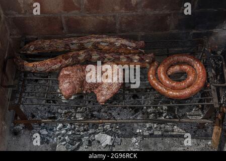 Saucisses de bœuf et de porc grillées, traditionnel argentin Asado, province de la Pampa, Patagonie, Argentine. Banque D'Images