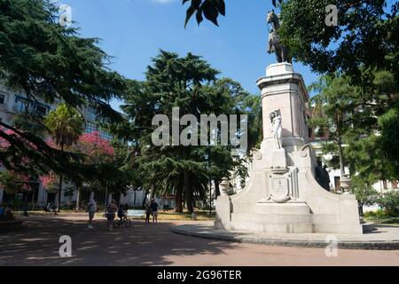 Place Zabala, vue sur le monument, situé à Ciudad Vieja. Montevideo, Uruguay Banque D'Images