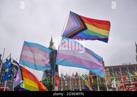 Londres, Royaume-Uni. 24 juillet 2021. Les drapeaux de la fierté et de la Transcanadienne sont visibles sur la place du Parlement lors de la manifestation Real Pride.des milliers de personnes ont défilé dans le centre de Londres pour soutenir les droits des LGBTQ, la diversité, l'inclusion et contre la transphobie croissante, et ce que beaucoup considèrent comme la commercialisation de la marche annuelle de la fierté. Crédit : SOPA Images Limited/Alamy Live News Banque D'Images