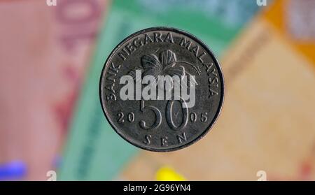 Money, 50 sen coins sur fond flou de Ringgit Malaysia banknote, sélection. Affaires, finances, économie et investissement. Banque D'Images