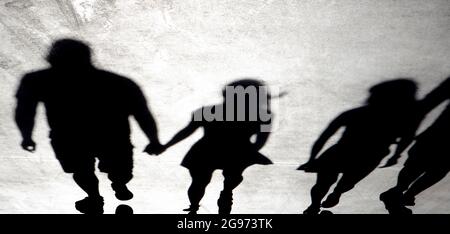 Silhouette d'ombre floue des personnes marchant sur une promenade le jour d'été Banque D'Images