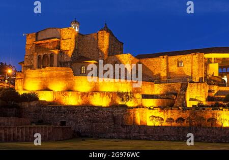 Qorikancha inca temple du soleil et couvent de Saint-Domingue la nuit, ville de Cusco, Pérou. Banque D'Images