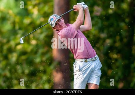 Pinehurst, Caroline du Nord, États-Unis. 24 juillet 2021. NICHOLAS DUNLAP, de Huntsville, Alabama, joue son tee shot sur le 28e trou lors de la finale de 36 trous au 73e Junior amateur des États-Unis, le 24 juillet 2021, au Country Club of North CarolinaÃs Dogwood course dans le village de Pinehurst, en Caroline du Nord Dunlap remporte le championnat 3-2 en 34 trous sur COHEN TROLIO, de West point, Mississippi. (Image de crédit : © Timothy L. Hale/ZUMA Press Wire) Banque D'Images