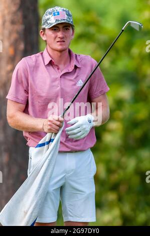 Pinehurst, Caroline du Nord, États-Unis. 24 juillet 2021. NICHOLAS DUNLAP, de Huntsville, Alabama, se prépare à partir sur le 28e trou pendant la finale de 36 trous au 73e Junior amateur des États-Unis, le 24 juillet 2021, au Country Club of North CarolinaÃs Dogwood course dans le village de Pinehurst, en Caroline du Nord Dunlap remporte le championnat 3-2 en 34 trous sur COHEN TROLIO, de West point, Mississippi. (Image de crédit : © Timothy L. Hale/ZUMA Press Wire) Banque D'Images