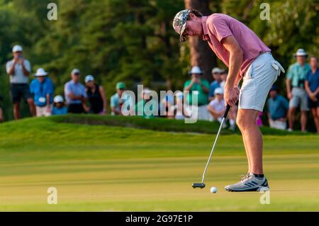 Pinehurst, Caroline du Nord, États-Unis. 24 juillet 2021. NICHOLAS DUNLAP, de Huntsville, Alabama, pute sur le 33e trou lors de la finale de 36 trous au 73e Junior amateur des États-Unis, le 24 juillet 2021, au Country Club of North CarolinaÃs Dogwood course, dans le village de Pinehurst, en Caroline du Nord Dunlap remporte le championnat 3-2 en 34 trous sur COHEN TROLIO, de West point, Mississippi. (Image de crédit : © Timothy L. Hale/ZUMA Press Wire) Banque D'Images