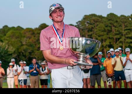 Pinehurst, Caroline du Nord, États-Unis. 24 juillet 2021. NICHOLAS DUNLAP, de Huntsville, Alabama, pose avec le trophée du gagnant lors de la finale de 36 trous au 73e Junior amateur des États-Unis, le 24 juillet 2021, au Country Club of North CarolinaÃs Dogwood course dans le village de Pinehurst, en Caroline du Nord Dunlap remporte le championnat 3-2 en 34 trous sur COHEN TROLIO, de West point, Mississippi. (Image de crédit : © Timothy L. Hale/ZUMA Press Wire) Banque D'Images