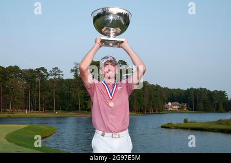 Pinehurst, Caroline du Nord, États-Unis. 24 juillet 2021. NICHOLAS DUNLAP, de Huntsville, Alabama, pose avec le trophée du gagnant lors de la finale de 36 trous au 73e Junior amateur des États-Unis, le 24 juillet 2021, au Country Club of North CarolinaÃs Dogwood course dans le village de Pinehurst, en Caroline du Nord Dunlap remporte le championnat 3-2 en 34 trous sur COHEN TROLIO, de West point, Mississippi. (Image de crédit : © Timothy L. Hale/ZUMA Press Wire) Banque D'Images