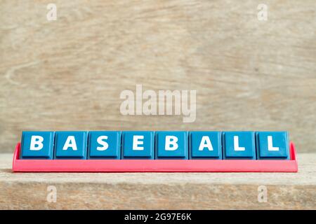 Lettre à l'alphabet avec mot « baseball » dans un carré de couleur rouge sur fond de bois Banque D'Images