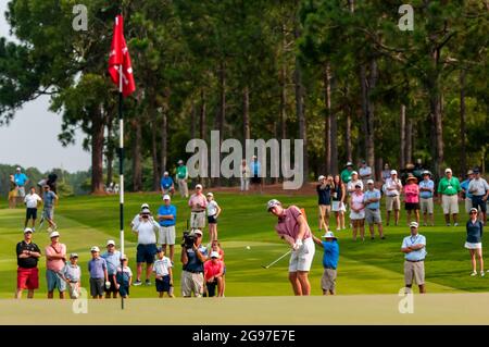 Pinehurst, Caroline du Nord, États-Unis. 24 juillet 2021. NICHOLAS DUNLAP, de Huntsville, Alabama, passe au 25e green lors de la finale de 36 trous au 73e Junior amateur des États-Unis, le 24 juillet 2021, au Country Club of North CarolinaÃs Dogwood course, dans le village de Pinehurst, en Caroline du Nord Dunlap remporte le championnat 3-2 en 34 trous sur COHEN TROLIO, de West point, Mississippi. (Image de crédit : © Timothy L. Hale/ZUMA Press Wire) Banque D'Images