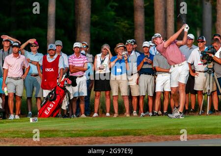 Pinehurst, Caroline du Nord, États-Unis. 24 juillet 2021. NICHOLAS DUNLAP, de Huntsville, Alabama, joue son tee tiré du 34e trou pendant la finale de 36 trous au 73e Junior amateur des États-Unis, le 24 juillet 2021, au Country Club of North CarolinaÃs Dogwood course dans le village de Pinehurst, en Caroline du Nord Dunlap remporte le championnat 3-2 en 34 trous sur COHEN TROLIO, de West point, Mississippi. (Image de crédit : © Timothy L. Hale/ZUMA Press Wire) Banque D'Images