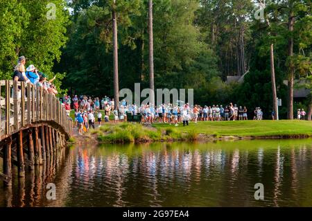 Pinehurst, Caroline du Nord, États-Unis. 24 juillet 2021. La galerie montre depuis le pont et derrière la boîte de tee sur le 31e trou pendant le 36-trou final Round au 73e U.S. Junior amateur, le 24 juillet 2021, au Country Club of North CarolinaÃs Dogwood course dans le village de Pinehurst, en Caroline du Nord Dunlap remporte le championnat 3-2 en 34 trous sur COHEN TROLIO, de West point, Mississippi. (Image de crédit : © Timothy L. Hale/ZUMA Press Wire) Banque D'Images