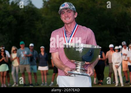 Pinehurst, Caroline du Nord, États-Unis. 24 juillet 2021. NICHOLAS DUNLAP, de Huntsville, Alabama, pose avec le trophée du gagnant lors de la finale de 36 trous au 73e Junior amateur des États-Unis, le 24 juillet 2021, au Country Club of North CarolinaÃs Dogwood course dans le village de Pinehurst, en Caroline du Nord Dunlap remporte le championnat 3-2 en 34 trous sur COHEN TROLIO, de West point, Mississippi. (Image de crédit : © Timothy L. Hale/ZUMA Press Wire) Banque D'Images